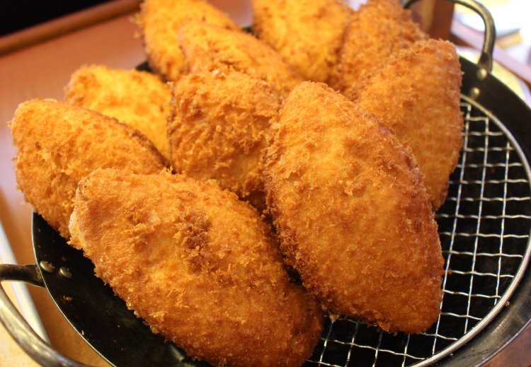 味わいカレーパン240円。旨みの深いフィリングがクセになる。