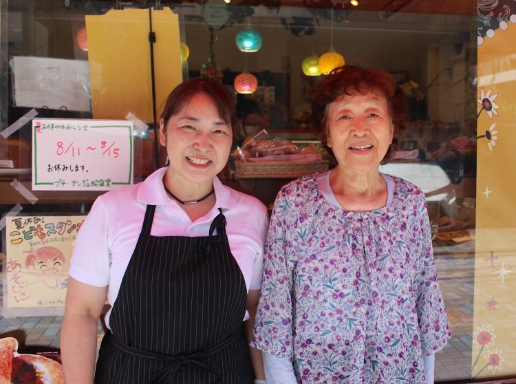 話をうかがったのは津金一城さんの妻、美恵子さん。お母様と2ショット。