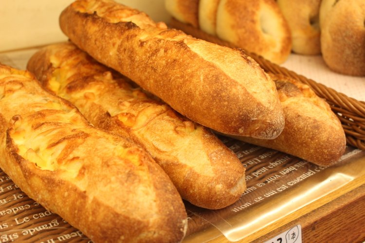 今はハード系も売れるように。チーズフランス530円。