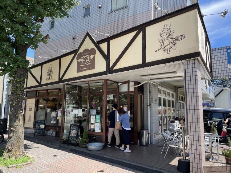 『プチ・アンジュ国立』。店前にはテラス席も。