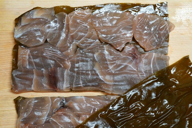 昆布の上にかじきのお刺身がぎっしり！2段になってのっていた