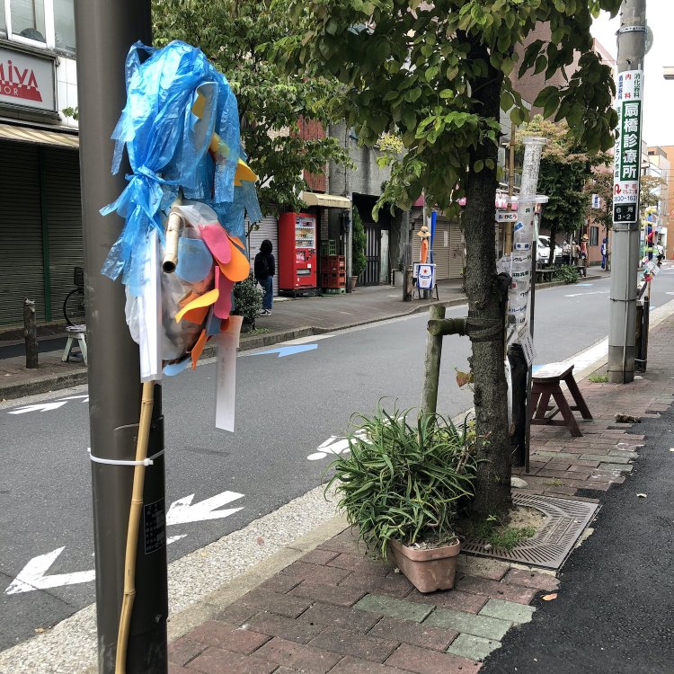 かかしコンクールの個性豊かなかかしが、アロエを見守る。