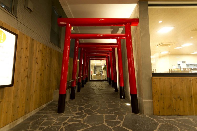 赤い鳥居が幾重にも続く入口。鳥居をくぐれば気分は温泉モードに切り替わる。