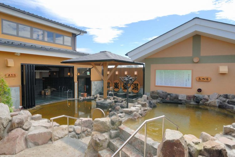 夜には星空を見上げながら湯浴みを楽しむことができる。