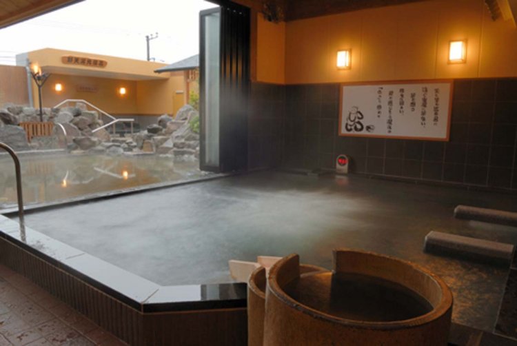 大きなガラス窓1枚で内湯と露天を隔てているので開放感抜群！窓を開けると半露天気分を楽しめる。