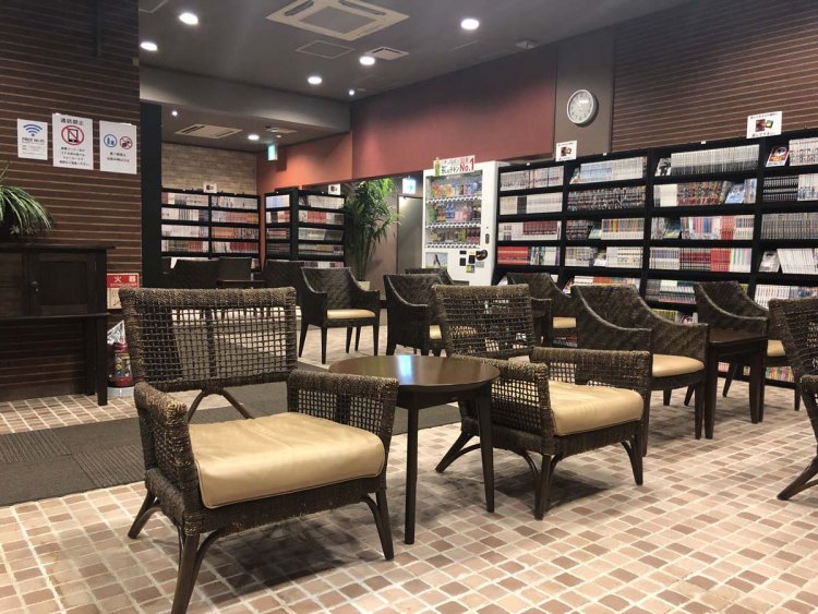 読書スペースと1階のお休み処はラウンジのような落ち着いた雰囲気。11:00～利用が可能。