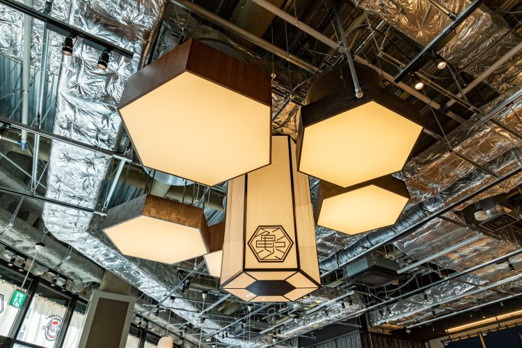 館内には六角形のモチーフがあちこちに！