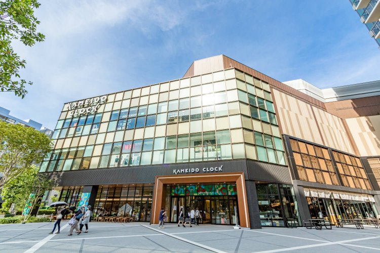 2022年4月28日開業、 通称カメクロ。グルメやファッションなど、136のテナントが揃う。