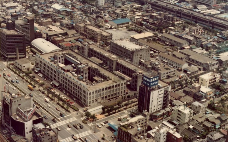 精工舎の腕時計製造部門として亀戸に設立された大工場。亀戸のものづくりの拠点といえばここ。（写真提供＝セイコーインスツル株式会社）。