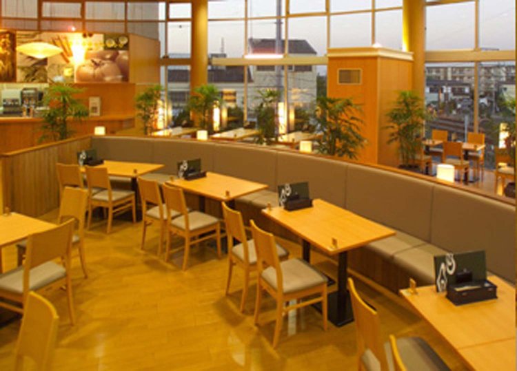 テーブル48席のほか、子ども連れにうれしい広くゆったりとした座敷が60席ある。