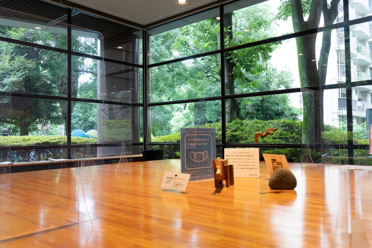 広い窓と大きなテーブルが気持ちのいい空間。