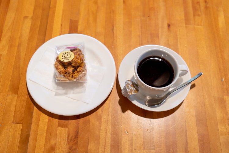 ハンドドリップコーヒーは270円、クッキーは各種1袋180円。クッキーセット（ドリンク付き）のホットコーヒーセットは400円。