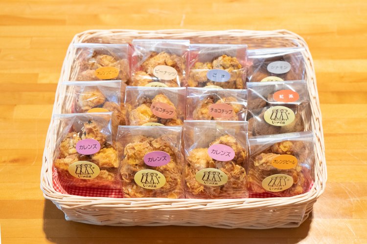 目黒区内にある福祉施設『しいの実社』で作られているクッキー各種。コーンフレークをまとったコーンクッキーはサックサク。