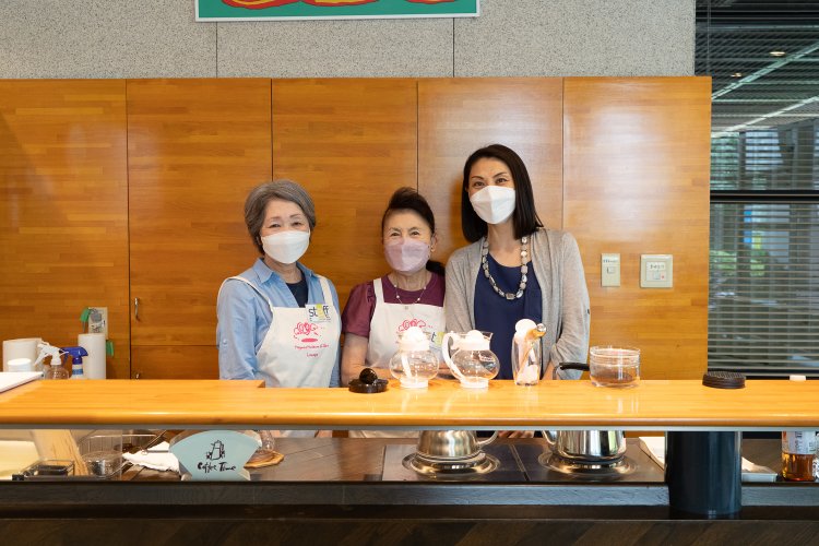 ボランティアのおふたりと美術館スタッフの濵陽子さん（右）。