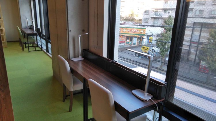 窓際には、明るく作業しやすいコワーキングスペースも設けられる。