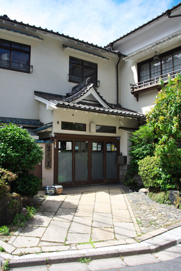 戦災に遭ったが、戦後ヒノキ材をふんだんに使って再建された『料亭まじま』。