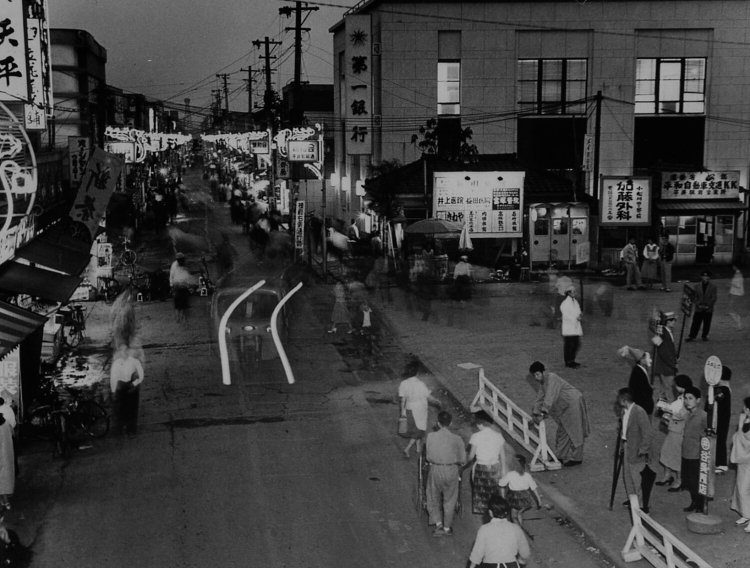 昭和30年代のにぎわう平井親和会商店街。第一銀行が現・みずほ銀行。写真は江戸川区郷土資料室蔵。