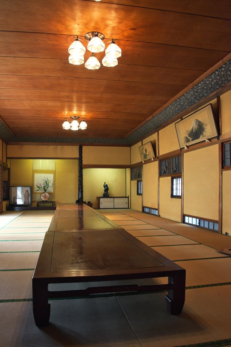 『料亭まじま』で2番目に広い座敷。ほかにも芸妓が舞った美しい数寄屋造りの大広間などが。