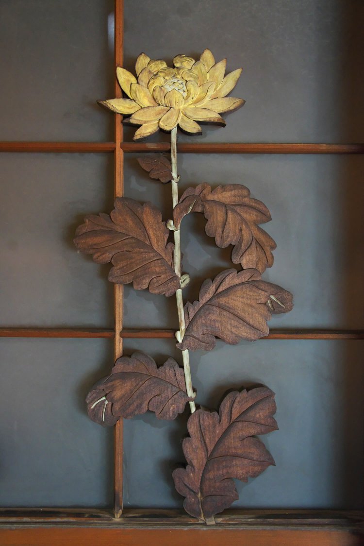 障子の桟の意匠や廊下にしつらえられた太鼓橋など手の込んだ職人技が館内に散りばめられている。