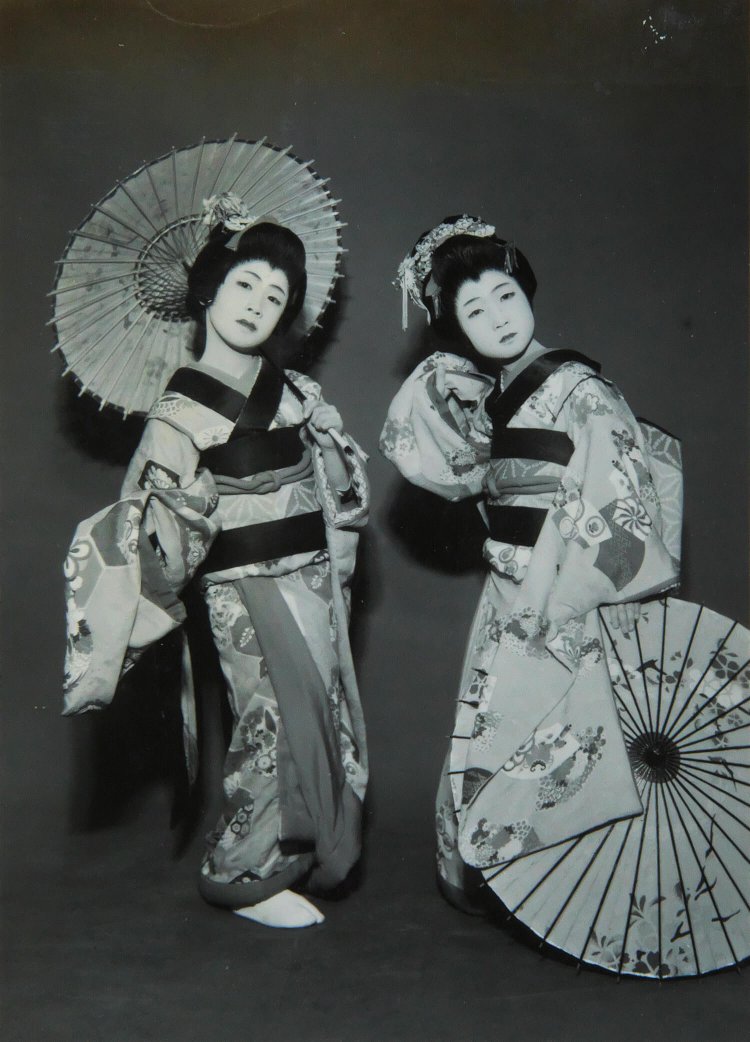 現在の3代目女将眞島眞左乃さん（右）は、小さい頃から日舞やバレエ、茶道・華道を学んだ。（『料亭まじま』提供）。