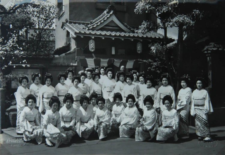 昭和30年代、『料亭まじま』玄関先にて平井の芸者衆。戦前の最盛期には250人余もいたとか。（『料亭まじま』提供）。