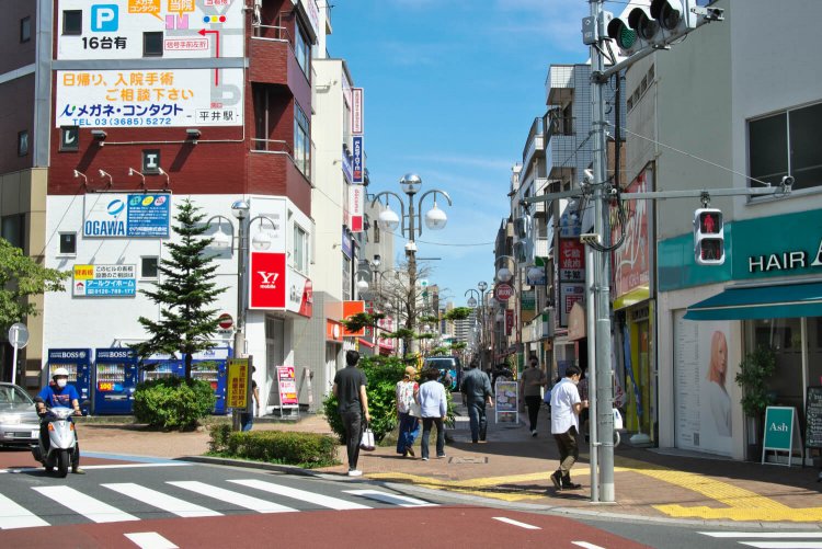 駅南口付近の親和会商店街は1997年に道路が拡張されたが、ひとつ目の信号の先は以前の8m幅のまま。路面はタイル張りで一般車両通行止めと歩きやすい。