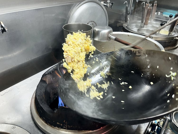 リズミカルに鍋を振り、面白いようにチャーハンが踊る。鍋で煽られるチャーハンと一緒に筆者の食欲も小躍り。