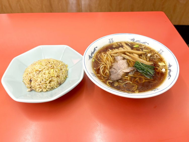 注文から10分ほどで着丼。朱色のテーブルによく映えるチャーハン＆ラーメンは、アクリルスタンドにしたいくらいだ。