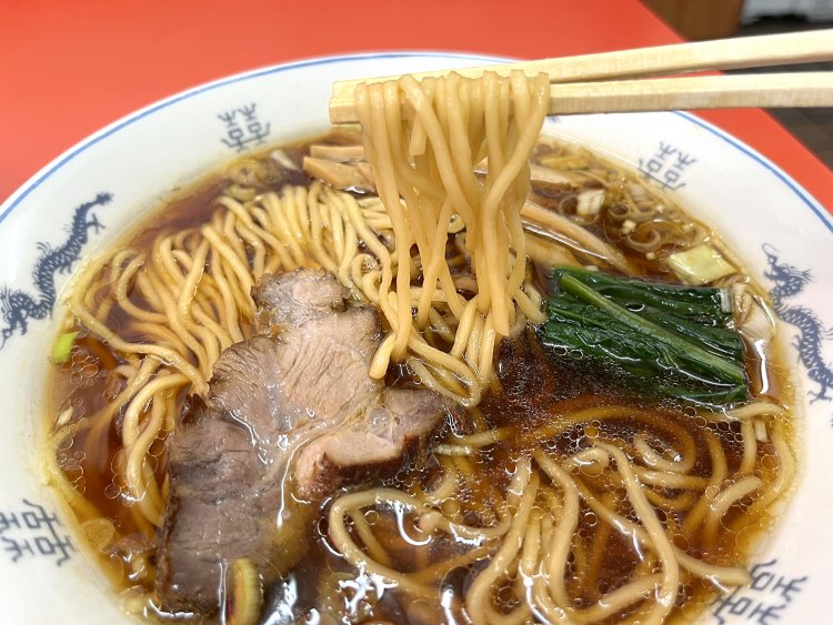 あっさり、淡麗な醤油ラーメン。ズルズルッと音を立てて一気に麺を吸い込む。