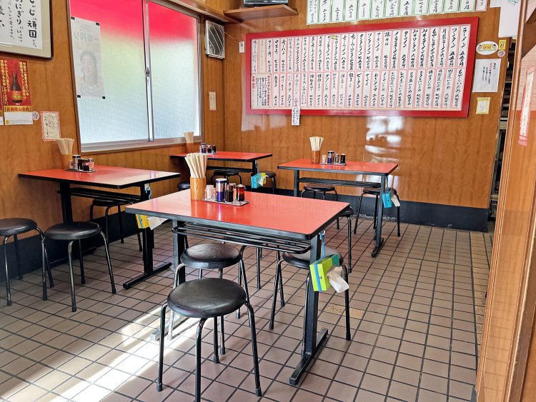 パイプ椅子に朱色のテーブルがフォトジェニック。壁もテーブルもピッカピカだ。