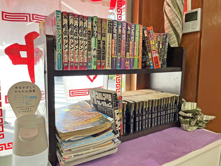 本棚には『ゴルゴ』、『味平』、『喧嘩ラーメン』。スマホを置いて今こそ読みたいラインナップ！