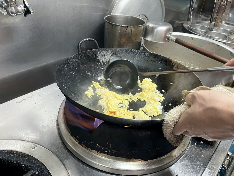 先に炒めた卵と固めに炊いたご飯をなじませる。