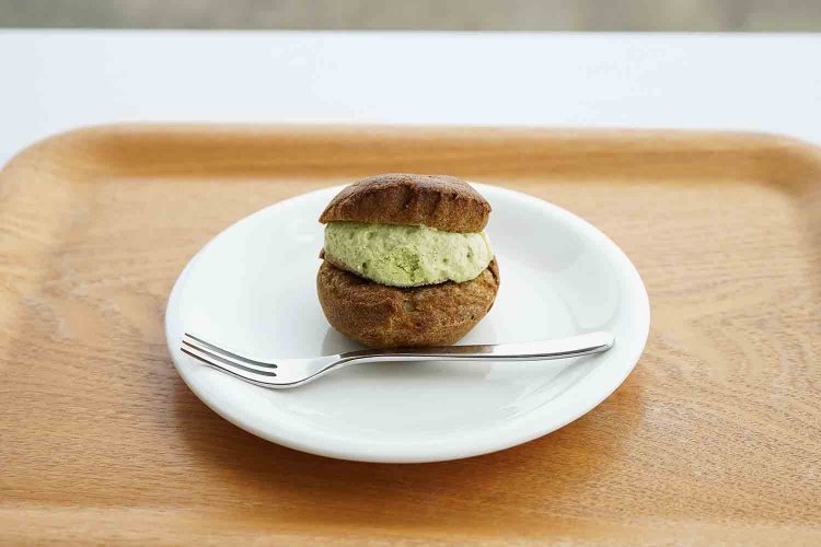 2022年8月の洋菓子『洋菓子工房マロニエ』のシュークリーム（抹茶）店内165円。