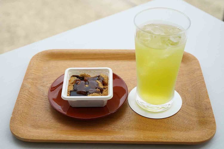 2022年8月の和菓子『峰月堂』のわらび餅240円と緑茶（アイス）200円。