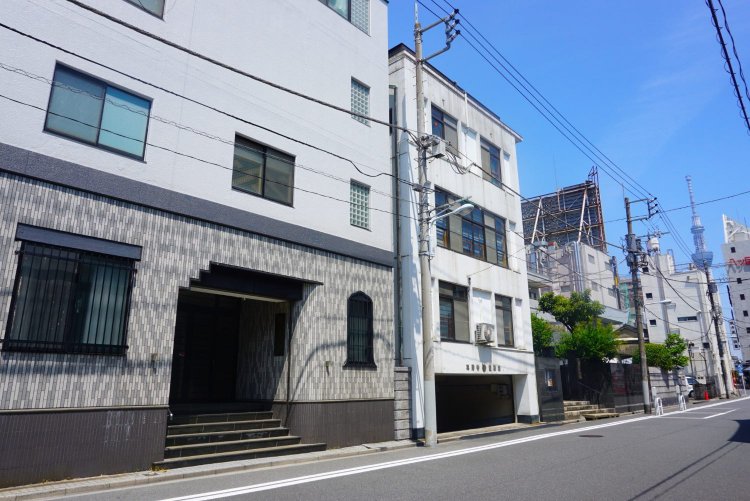浄土真宗東本願寺派の湯島山緑泉寺。食器や調理器具などの専門店が集まる、「かっぱ橋道具街」のご近所のお寺。東の空には、スカイツリーがそびえ立っている。