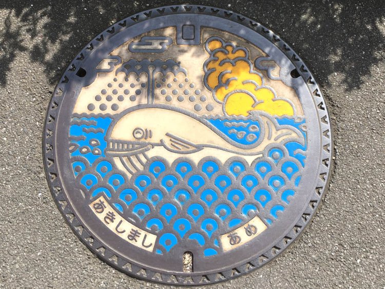 私のマンホール観を変えた昭島市のマンホール。クジラの「ニヒヒ」という表情が良い。