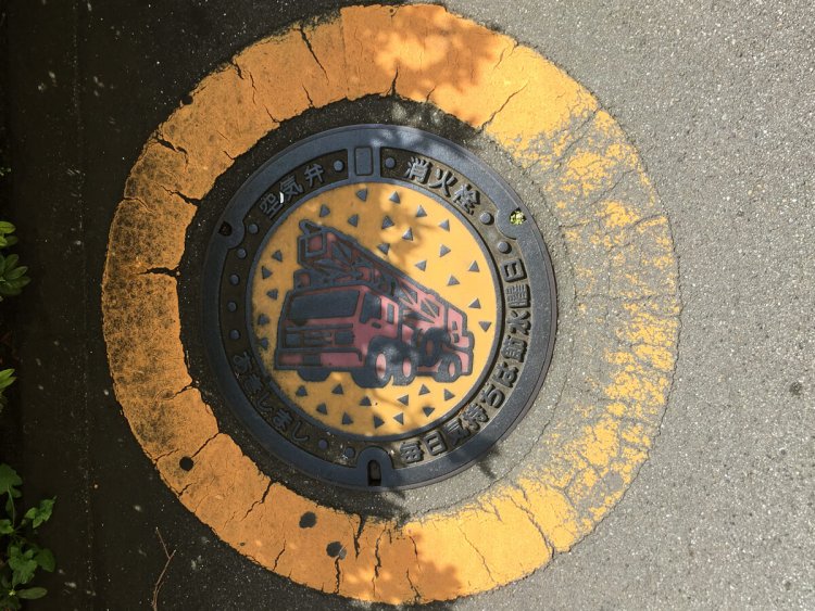 昭島市の消火栓蓋。「毎日気持ちは節水曜日」という素敵なキャッチコピーが書かれている。