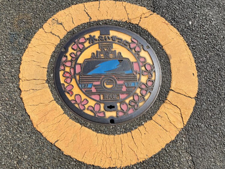 調布市の消火栓蓋。消防車がデザインされることが多いようである。