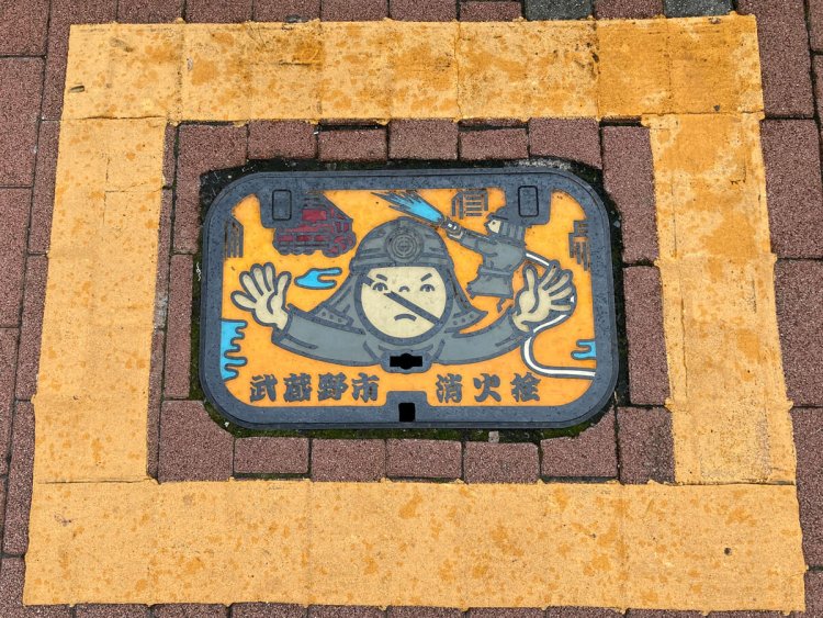 前の写真とデザインは同じだが、四角いバージョン。蓋の形の違いについても調べてみたい。