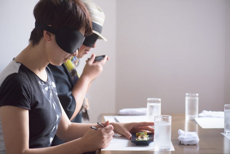 「暗闇ごはん」の様子。コロナ禍以前はほぼ毎月開催。緑泉寺のほか、全国への出張版も行なっている。現在はそのエッセンスを取り入れた「お寺ごはんオンライン」を企業研修などで実施。