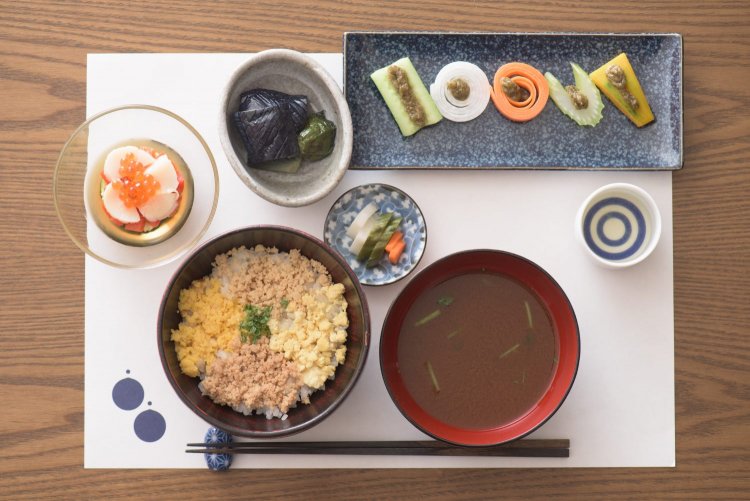 なすのヘタのように、普段の料理では捨ててしまいがちな部分を料理に生かすなどの工夫がなされている。普段いかに視覚からくる先入観で食事をしているかと気づかされる。