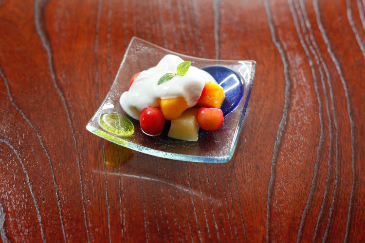 暗闇ごはんのデザート「フルーツ醍醐」。