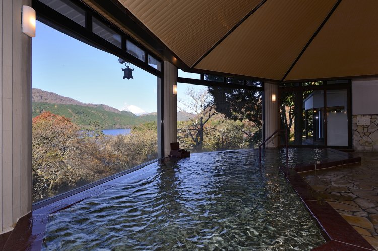 男性の内湯。季節折々いつでも雄大な景色を楽しめる。