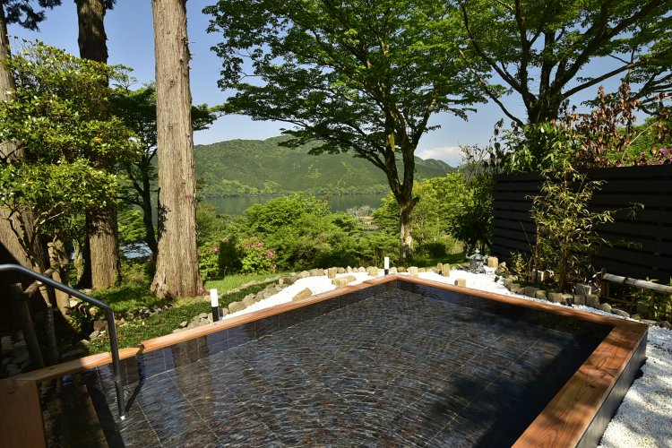 木々に囲まれ、自然と一体になれる男性露天風呂。