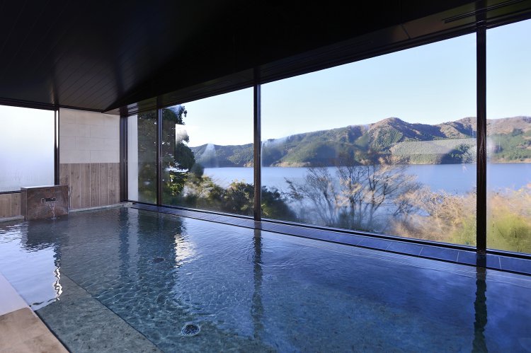 女性浴室の内風呂。窓が大きく、露天風呂のような感覚だ。