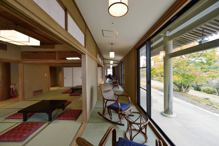 広々とした休憩所。庭を挟んで芦ノ湖が見える。