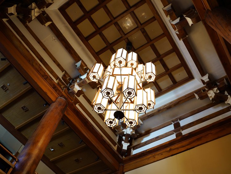 エントランスのロビーにあるシャンデリア。