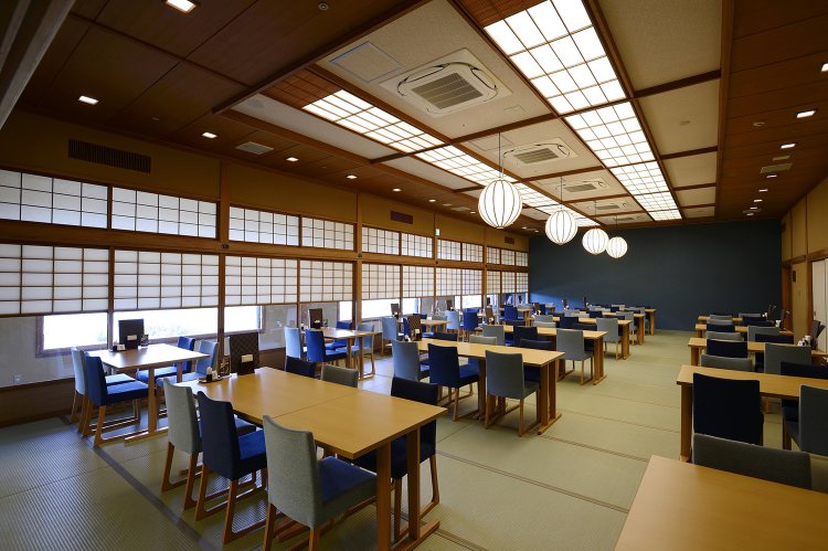 館内の食事処も畳敷き。天井も高く、ゆったりとした造りだ。