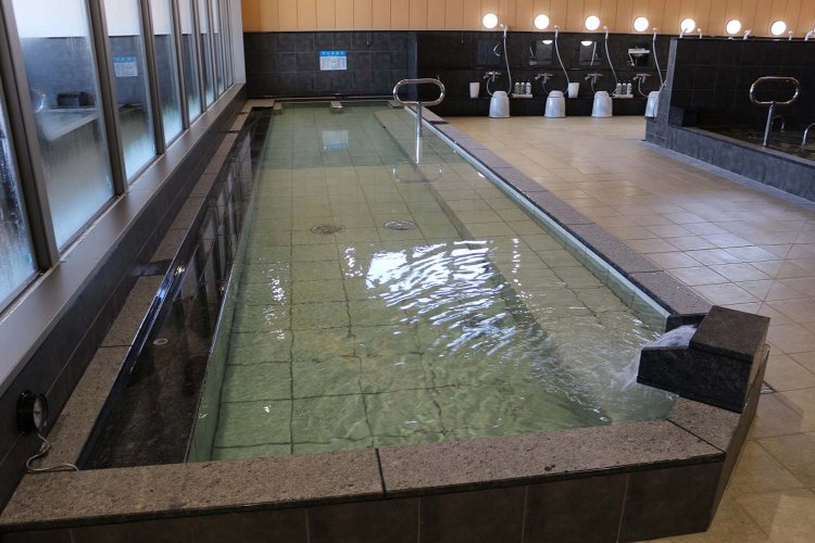 窓に面して備える内風呂。ここからも久里浜港の景色を望める。