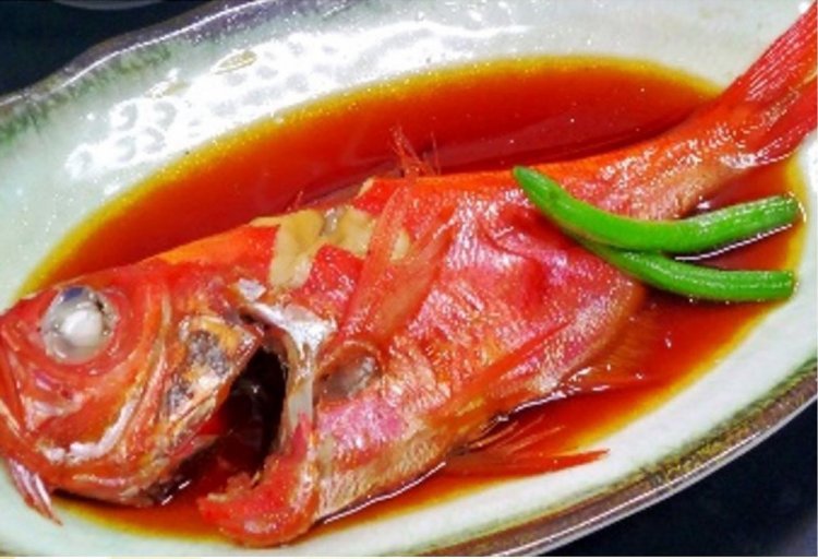 1階「漁師料理 よこすか」で味わえる、季節、数量限定の特製煮汁でじっくり煮込んだ金目鯛姿煮。